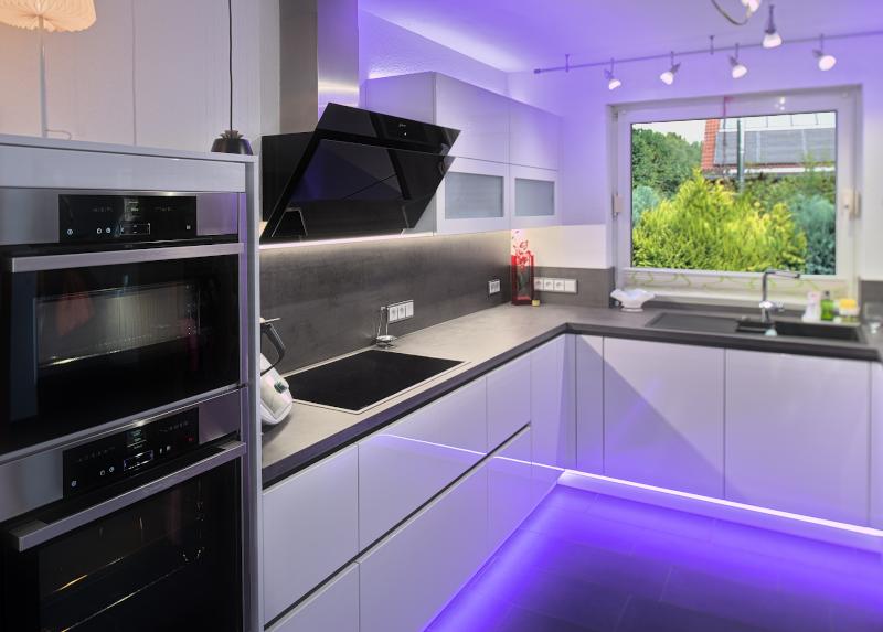 moderne Küche in farbigen LED-Lichtsituationen