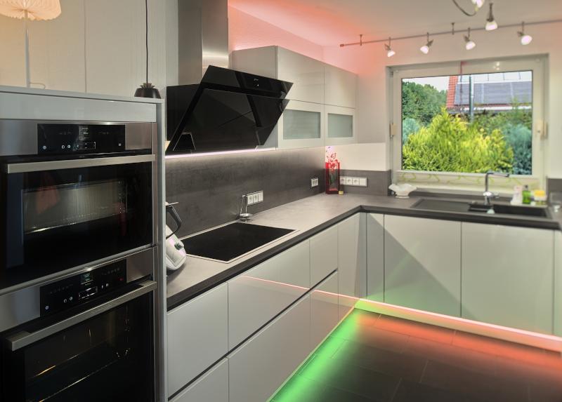 moderne Küche in farbigen LED-Lichtsituationen
